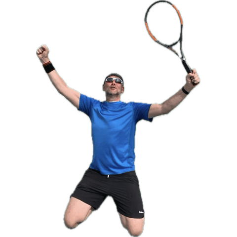 Bild von Michael Wiese in Siegerpose auf dem Tennisplatz